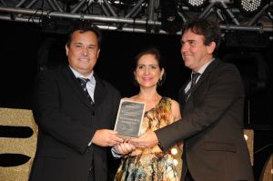 Diretores Dúlio Diniz de Rezende e Rogério Lopes Valadares recebendo o troféu das mãos da diretora da Ascipam Sandra Araújo